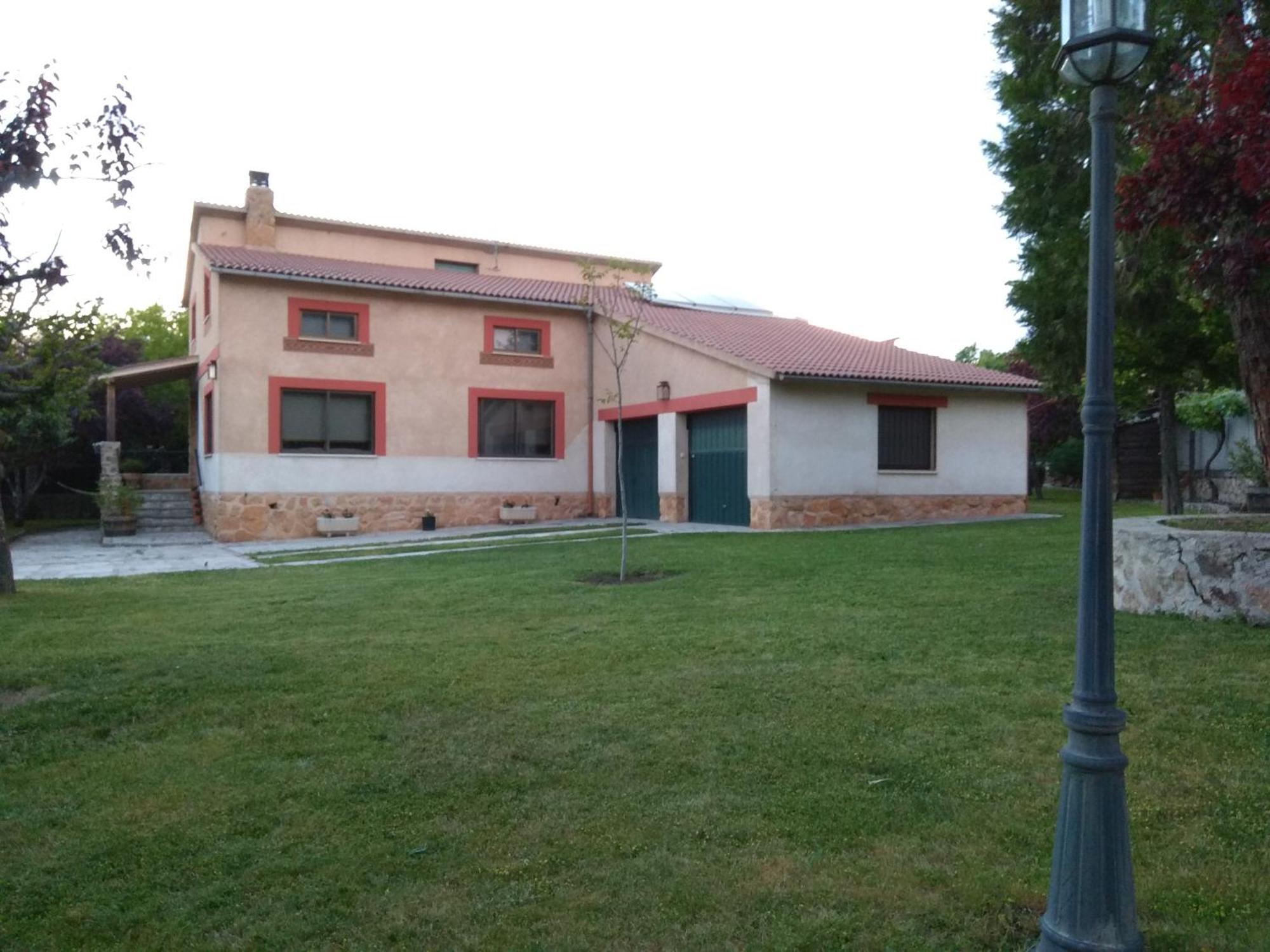 Casa Rural Las Tuyas En Segovia パラスエーロス・デ・エレスマ エクステリア 写真
