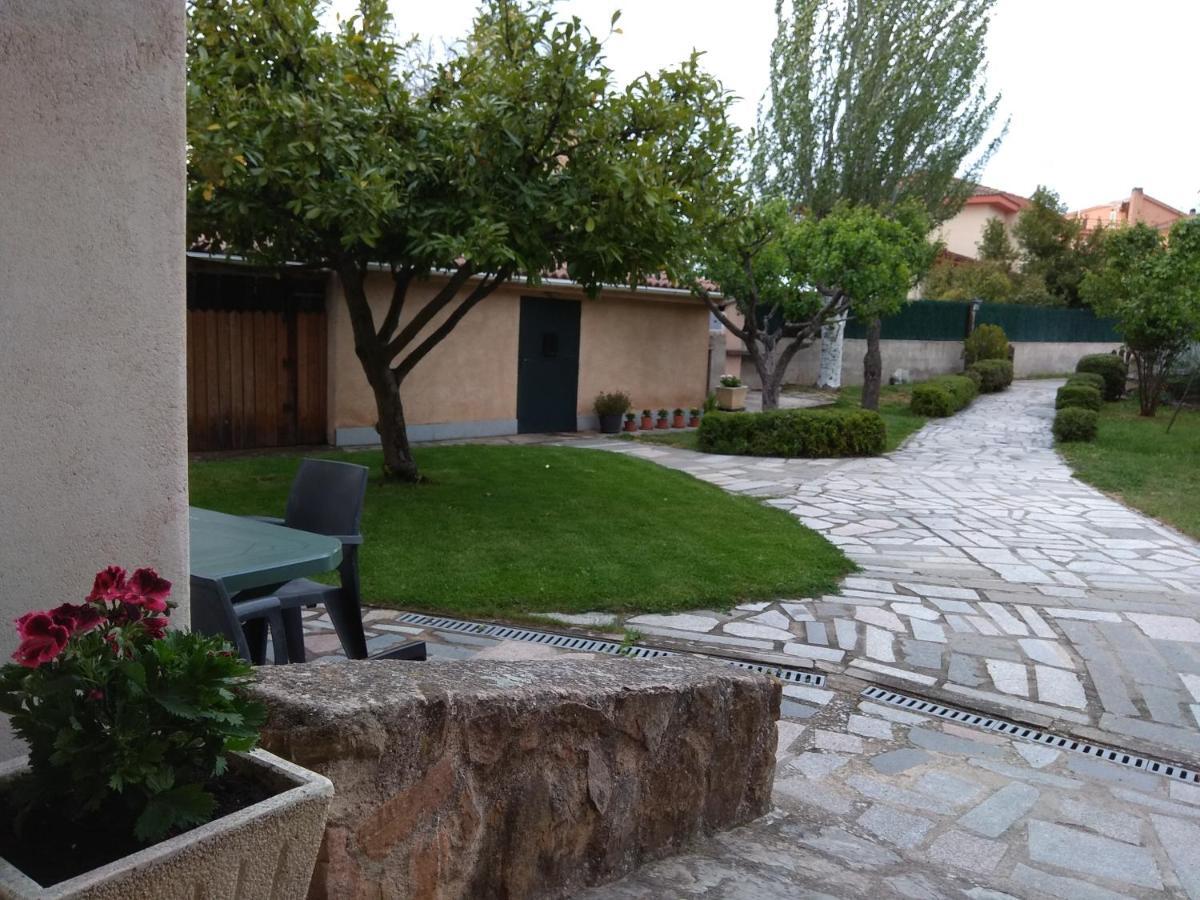 Casa Rural Las Tuyas En Segovia パラスエーロス・デ・エレスマ エクステリア 写真